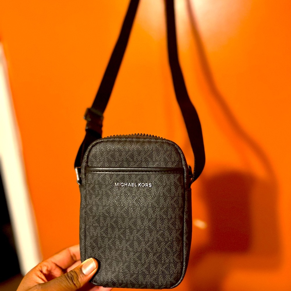 A MICHAEL KORS CAMERA CROSS BAG